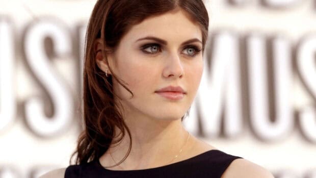 A close up portrait of a woman with striking eyes from Baywatch movie, HD Desktop Wallpaper