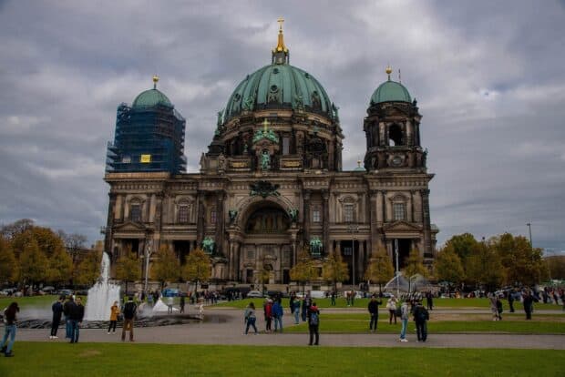 Berlin Cathedral is a historic church with tourists visiting on a cloudy day, HD Desktop Wallpaper