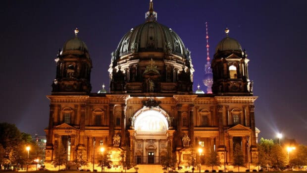 The Berlin Cathedral is illuminated with warm lights under the night sky, HD Desktop Wallpaper