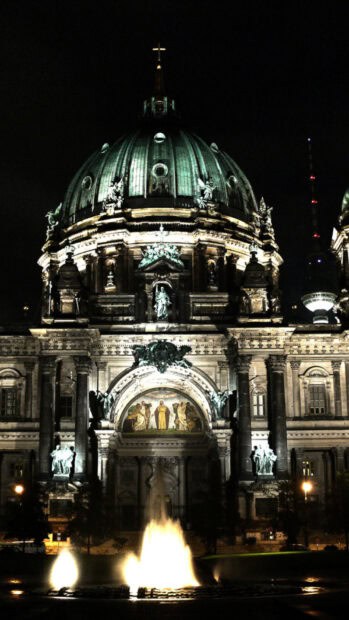 Berlin Cathedral is glowing under the night sky with fountains in front, HD Phone Wallpaper