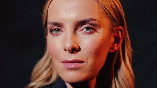 Betty Gilpin wallpapers shows a close up of a woman with blonde hair and green eyes, 2K Desktop Wallpaper