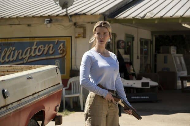 Betty Gilpin is standing outside a rustic building holding a shotgun, 2K Desktop Wallpaper