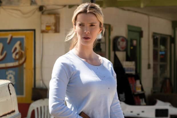 Betty Gilpin stands outside looking focused and determined, HD Desktop Wallpaper
