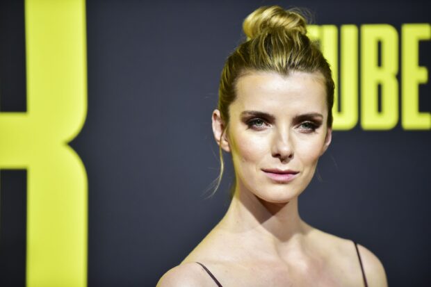 Betty Gilpin is posing with a neutral expression at an event, 2K Desktop Wallpaper