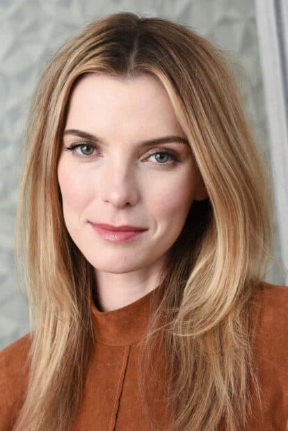 Betty Gilpin Wallpapers shows a close up of her face with natural makeup, HD Mobile Wallpaper