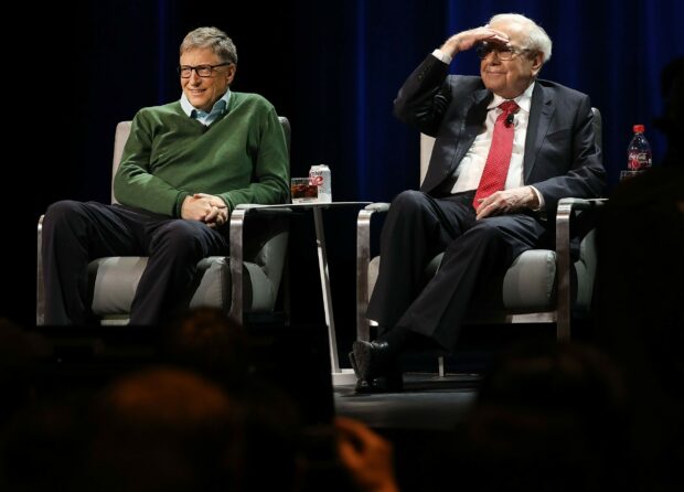 Bill Gates and Warren Buffett sit on stage sharing a moment during a public event, 2K Desktop Wallpaper