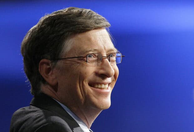 Bill Gates is smiling warmly with a blue background, HD Desktop Wallpaper