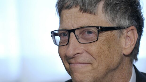 Bill Gates smiles gently showing wrinkles and glasses, HD Desktop Wallpaper