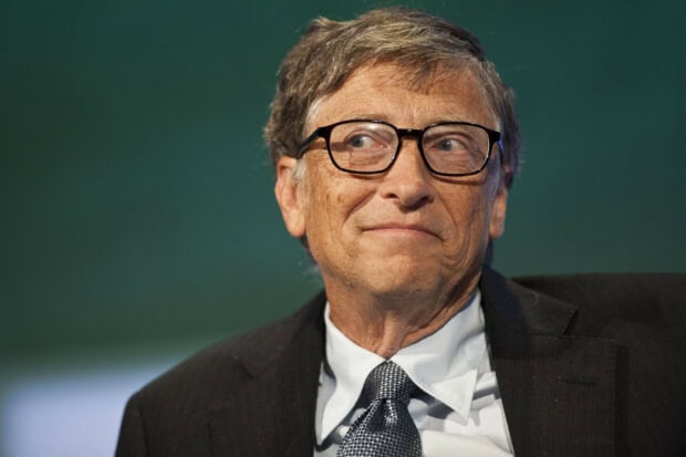 Bill Gates is wearing glasses and a suit with a tie, HD Desktop Wallpaper