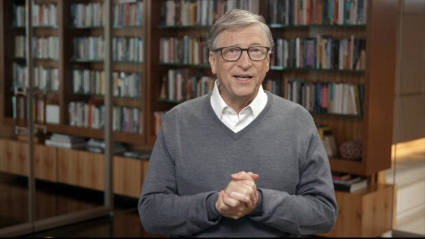 Bill Gates speaking in a library filled with books behind him, 2K Desktop Wallpaper