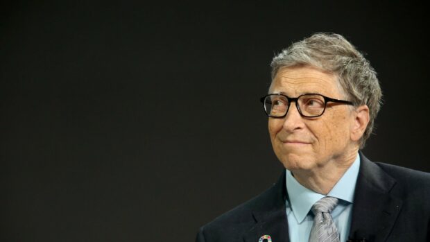 Bill Gates is looking to the side wearing glasses and a suit, HD Desktop Wallpaper