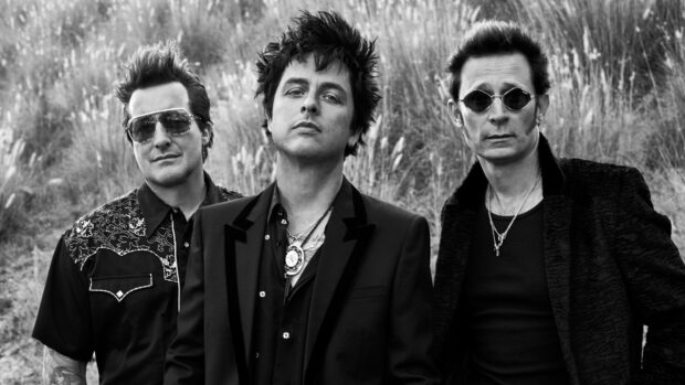 Billie Joe Armstrong stands with bandmates in a black and white photo, HD Desktop Wallpaper