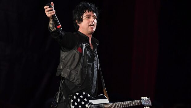 Billie Joe Armstrong is singing and playing guitar during a concert, HD Desktop Wallpaper