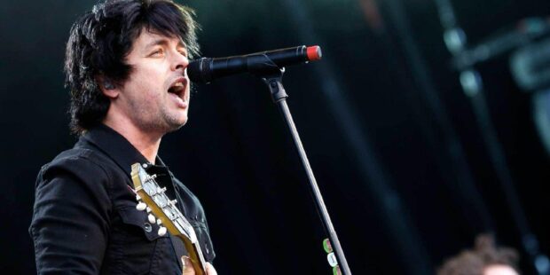 Billie Joe Armstrong is singing passionately into the microphone during a live concert, HD Desktop Wallpaper