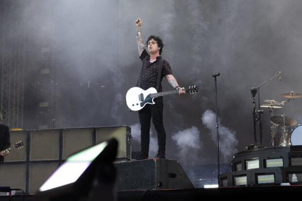 Billie Joe Armstrong is playing guitar during a live concert, HD Desktop Wallpaper
