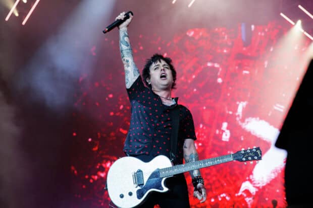 Billie Joe Armstrong is playing guitar and singing during a live concert, HD Desktop Wallpaper