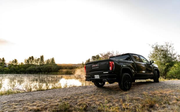 GMC Sierra captures morning calm, 2K Desktop Wallpaper