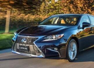 A black Lexus Es is driving swiftly with trees blurred in the background, 4K Desktop Wallpaper