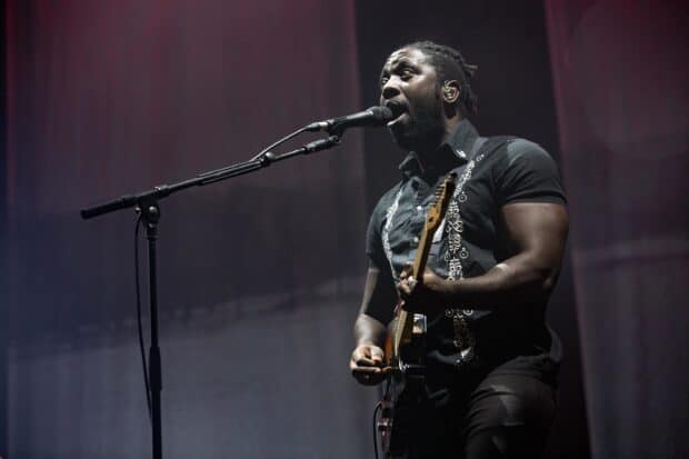 A member of Bloc Party plays guitar and sings during a live concert, 2K Desktop Wallpaper
