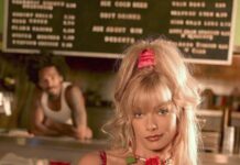 A blonde woman with a red top and necklace stands confidently in a diner scene from My Name Is Earl tv series, HD Mobile Wallpaper