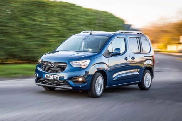A blue Opel Combo driving quickly on a road with blurred background, HD Desktop Wallpaper