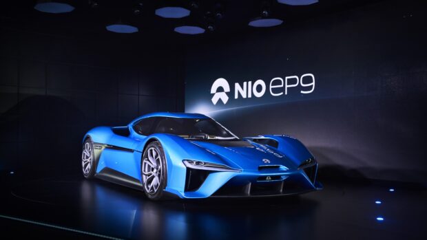 A blue Nio car is showcased with a modern design and logo on the display, 4K Desktop Wallpaper