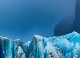 The blue icy glacier peaks rise sharply under a clear sky in a cold environment, HD Mobile Wallpaper
