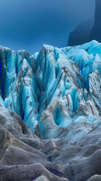 The blue icy glacier peaks rise sharply under a clear sky in a cold environment, HD Mobile Wallpaper