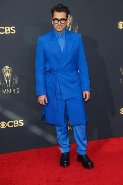 A man in a blue tailored suit stands confidently on the red carpet at the Emmy Awards, HD Phone Wallpaper