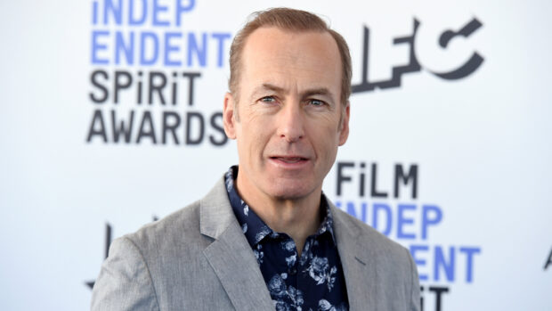 Bob Odenkirk stands in front of a Film Independent Spirit Awards backdrop wearing a gray suit and floral shirt, 2K Desktop Wallpaper