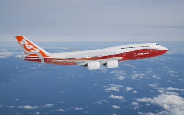 A Boeing 747 is flying above the ocean with a clear sky in the background, 2K Desktop Wallpaper