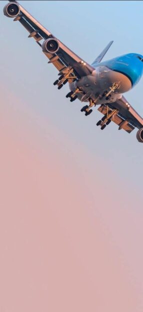 A Boeing 747 prepares to land as its landing gear is fully extended against a clear sky, HD Phone Wallpaper