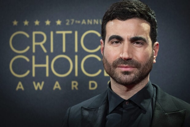 Brett Goldstein stands confidently at the Critics Choice Awards event, 2K Desktop Wallpaper