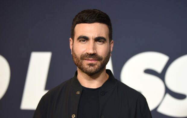 Brett Goldstein looks confident and friendly in this portrait, HD Desktop Wallpaper
