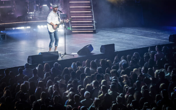 Brett Young Wallpapers shows the artist singing to a large crowd, HD Desktop Wallpaper