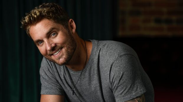 A close up of Brett Young smiling warmly wearing a gray t shirt, 2K Desktop Wallpaper