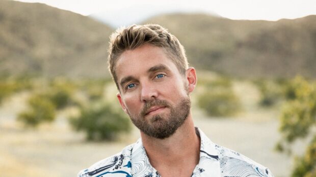 A close up of Brett Young with a blurred desert background, HD Desktop Wallpaper