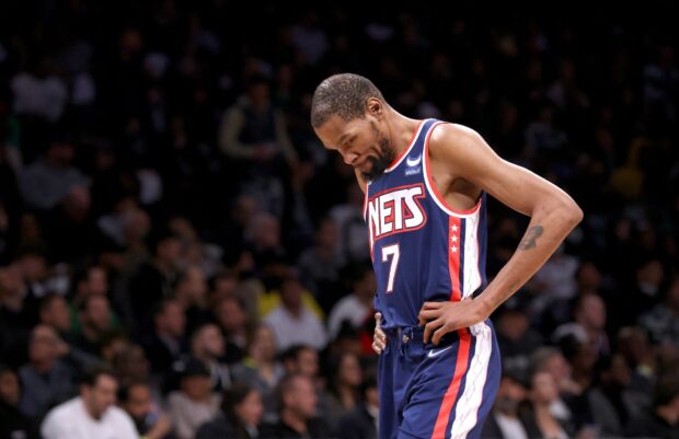 A Brooklyn Nets player wearing number 7 looks down concentrated during a basketball match, HD Desktop Wallpaper