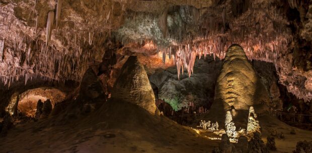 The Carlsbad Caverns National Park features stunning stalagmites and stalactites inside the cave system, 2K Desktop Wallpaper