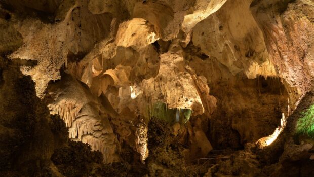 Illuminated cave formations inside Carlsbad Caverns National Park, 2K Desktop Wallpaper