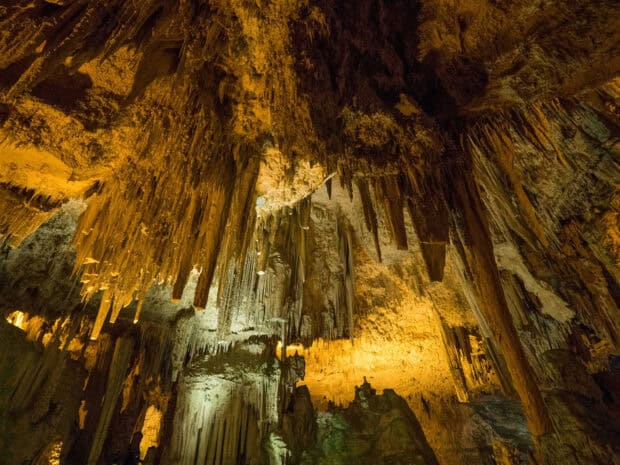 The Carlsbad Caverns National Park shows stunning stalactites and stalagmites inside the cave, HD Desktop Wallpaper