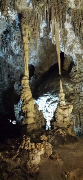 Stalactites and stalagmites form inside Carlsbad Caverns National Park, 2K Mobile Wallpaper