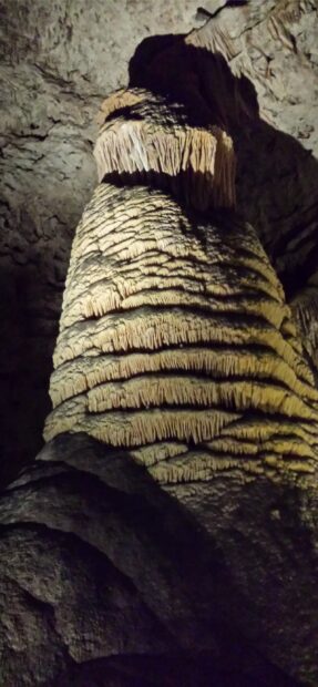 A large rock formation inside Carlsbad Caverns National Park caves, 2K Phone Wallpaper