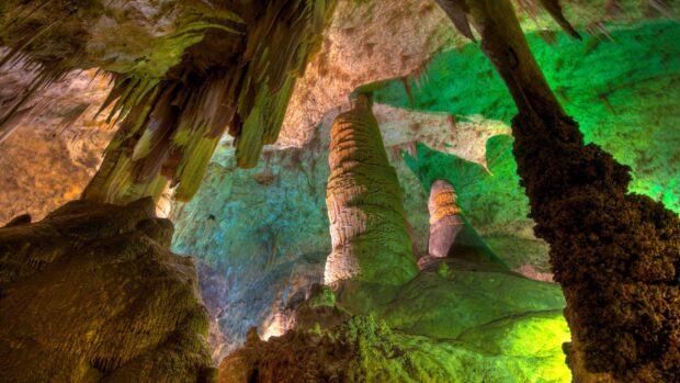 The Carlsbad Caverns National Park shows stunning rock formations inside the cave, HD Desktop Wallpaper