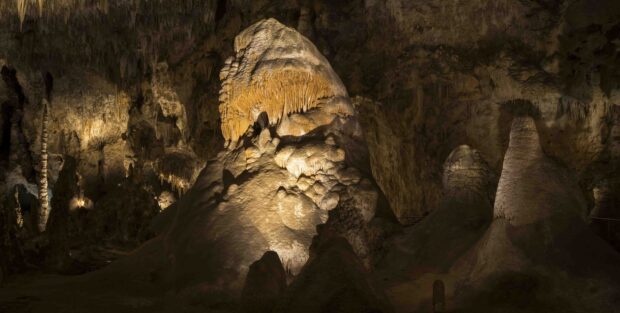 The Carlsbad Caverns National Park shows stunning rock formations inside a cave, HD Desktop Wallpaper