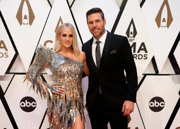 Carrie Underwood stands with a man dressed in formal wear at the CMA Awards, 2K Desktop Wallpaper