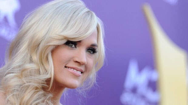 Carrie Underwood smiles with curled blonde hair in a close up shot, 2K Desktop Wallpaper