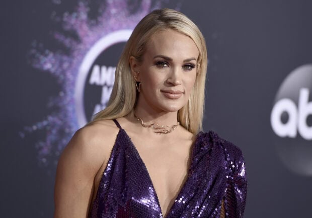 Carrie Underwood is wearing a shiny purple dress and a gold necklace at an event, 2K Desktop Wallpaper