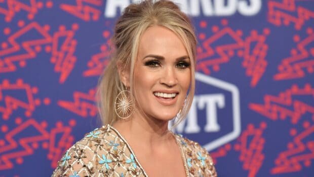 Carrie Underwood wallpapers capture her radiant smile and elegant earrings, HD Desktop Wallpaper