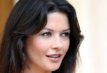 Catherine Zeta Jones has dark hair and warm brown eyes in this portrait, HD Desktop Wallpaper
